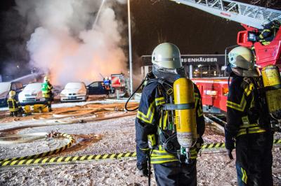 Waiblingen-Beinstein: FLAMMENBILDER! Brand bei Autohaendler richtet grossen Schaden an